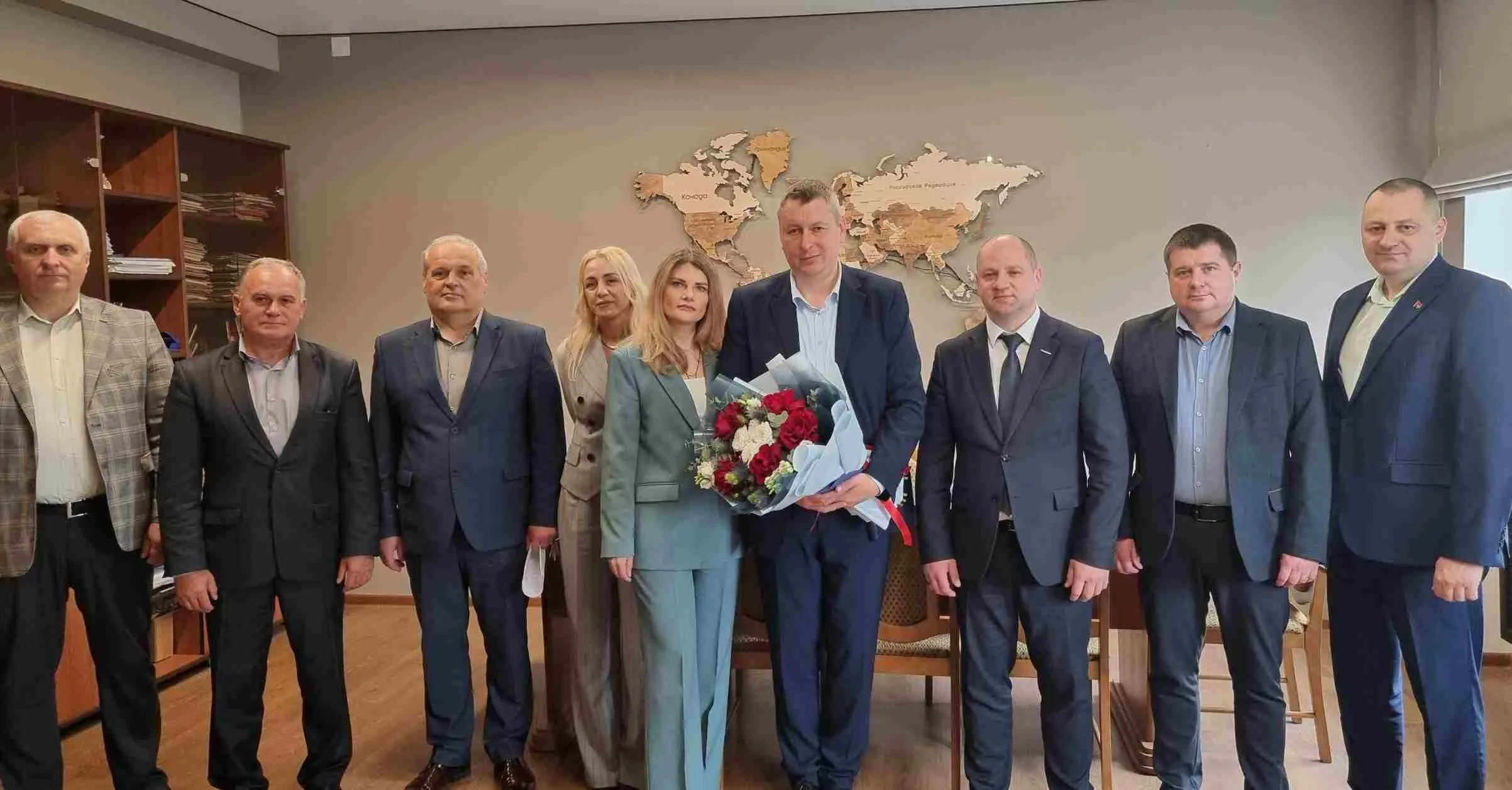Праздничное утро в офисе: дирекция поздравила нашего коммерческого директора с юбилеем! 
