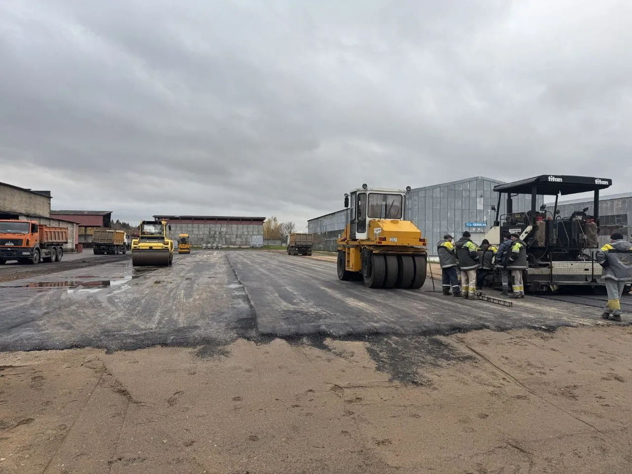 🔹В рамках мероприятий, приуроченных к Году Благоустройства, Новогрудский завод газовой аппаратуры активно продолжает ремонтные работы по реабилитации зданий и асфальтирование территории.