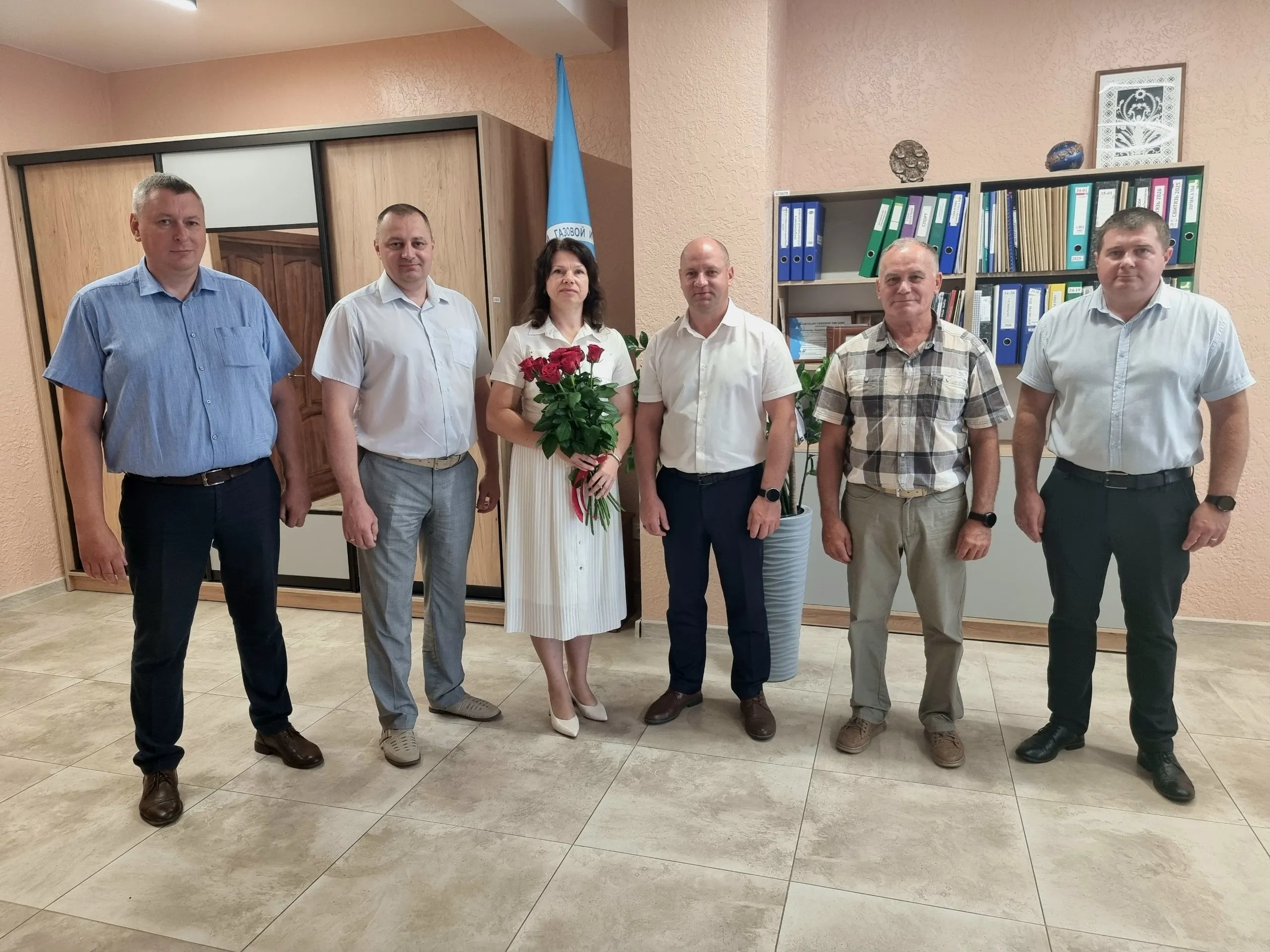 Руководство ОАО «НЗГА» поздравляет председателя профкома! 🤝✨