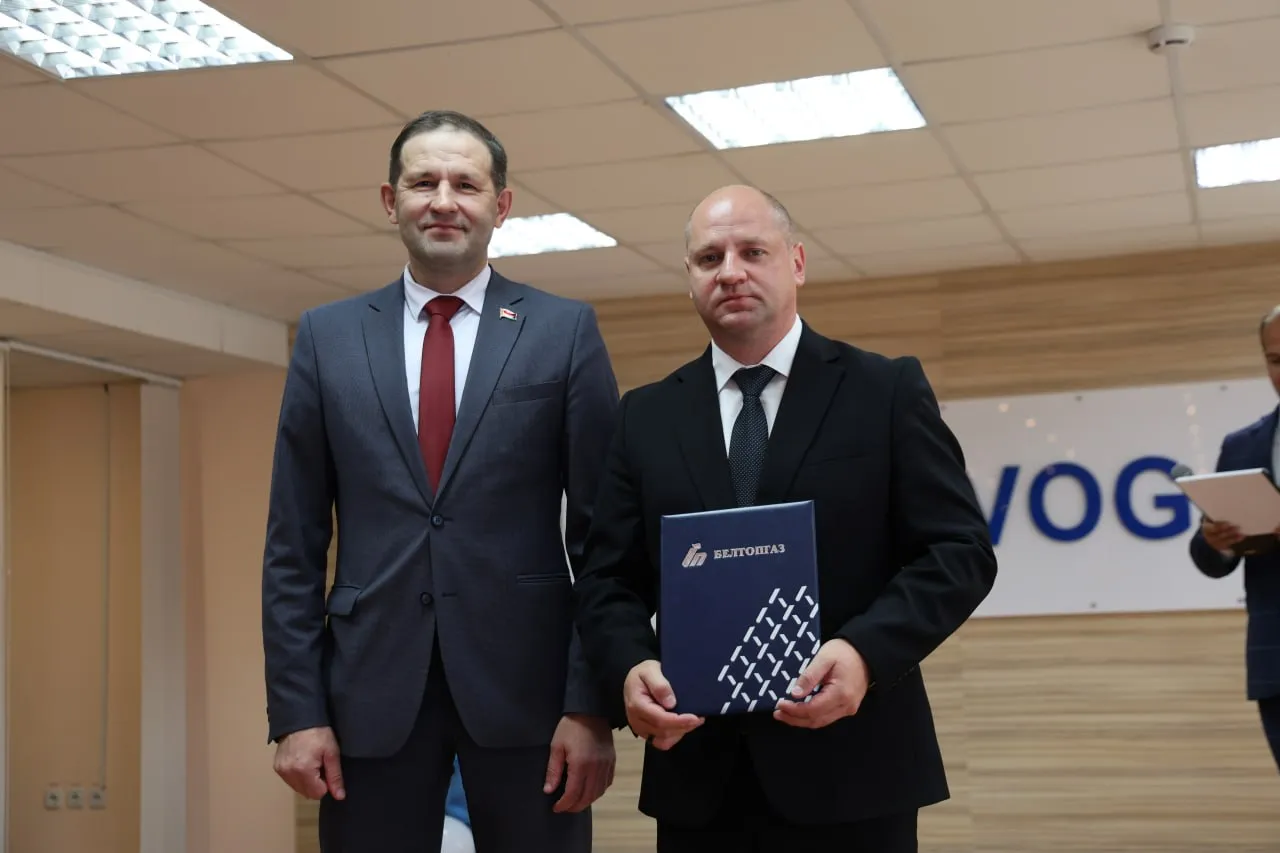 👏Под громкие аплодисменты зала лучшие сотрудники ОАО «НЗГА» поднялись на сцену для вручения заслуженных наград за высокий профессионализм, преданность заводу и весомый вклад в энергетическую безопасность страны.