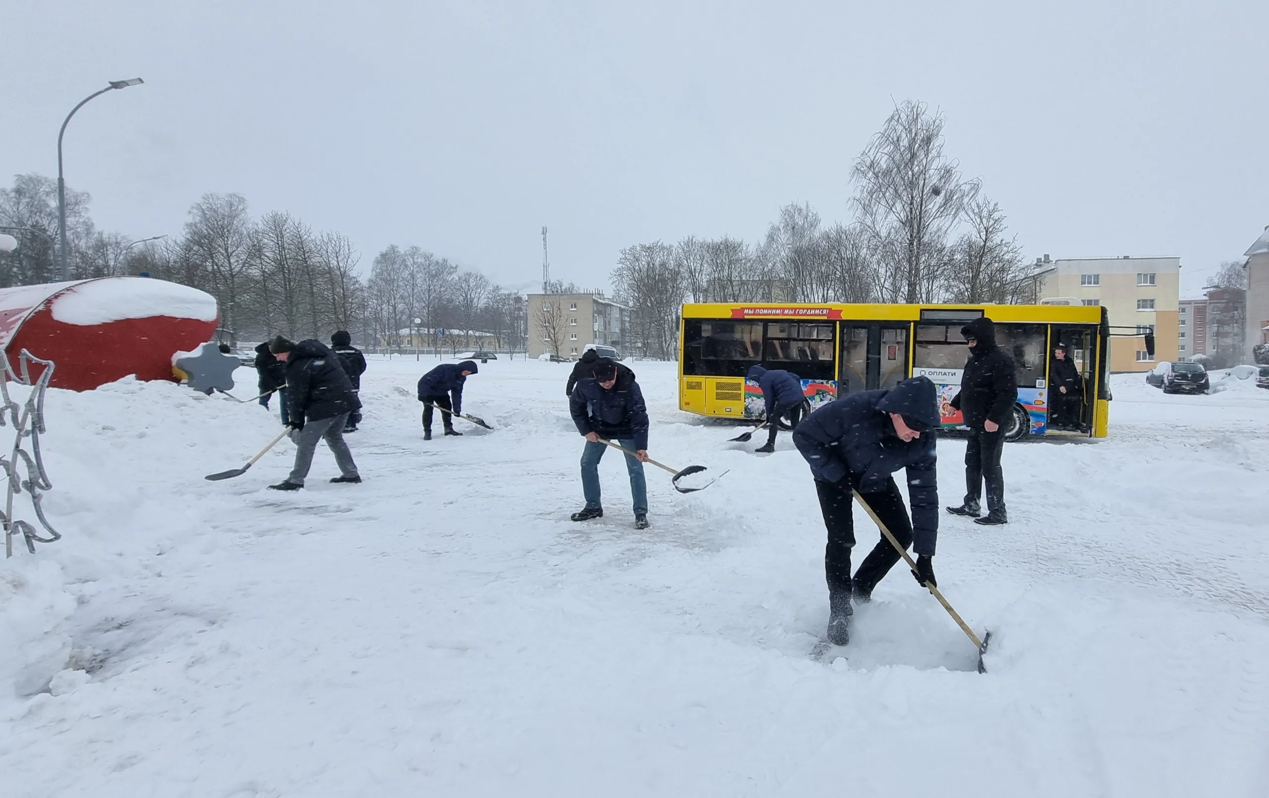💥Коллектив Новогрудского завода газовой аппаратуры не ждёт - активно участвует в ликвидации последствий снегопада