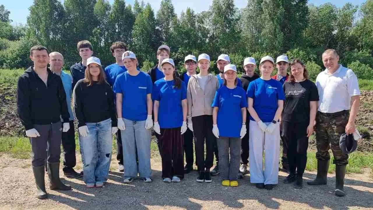 Трудовой десант в деле: ОАО «НЗГА» помогает аграриям!