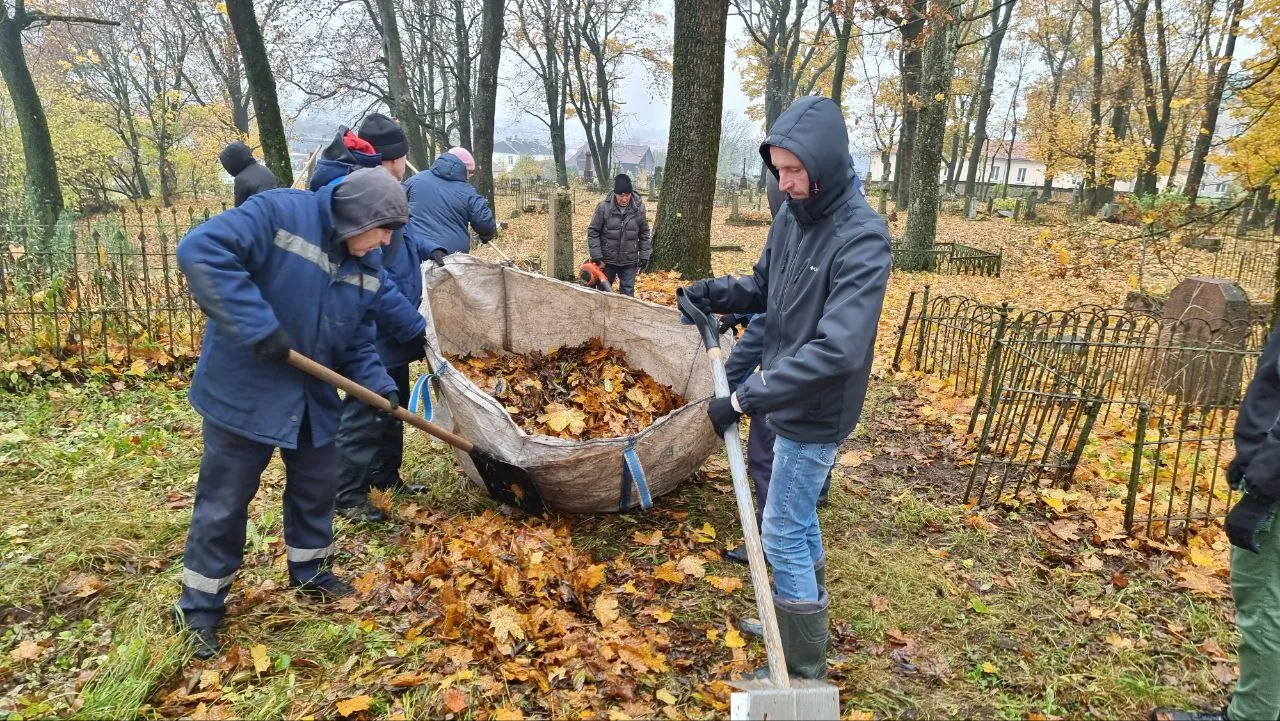 Трудовой коллектив Новогрудского завода газовой аппаратуры активно принимает участие в республиканском субботнике!