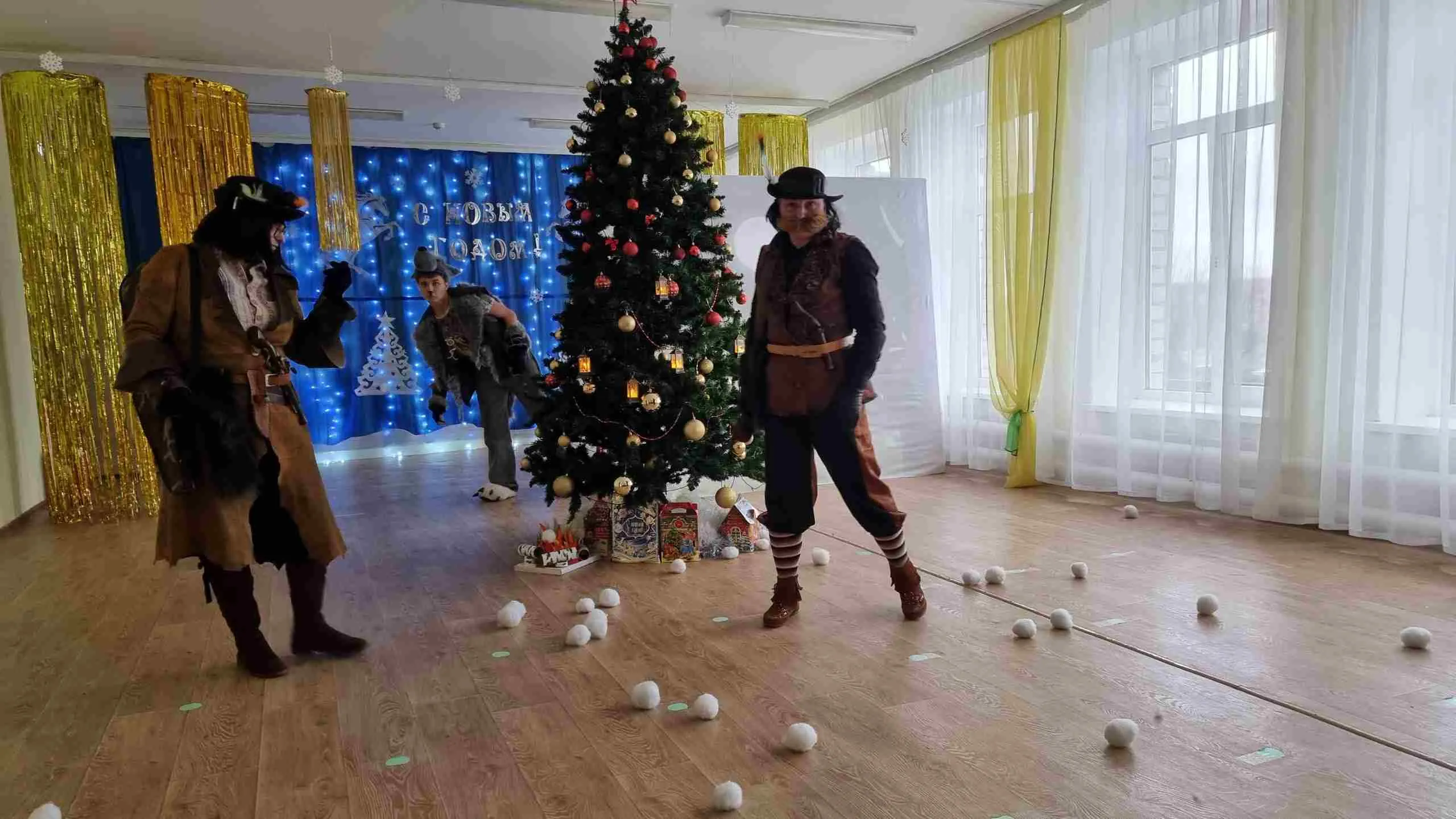 В рамках новогодней благотворительной акции «Наши дети» в ГУО "Новогрудский районный центр коррекционно-развивающего обучения и реабилитации" прошло театрализованное представление для воспитанников и гостей праздника.