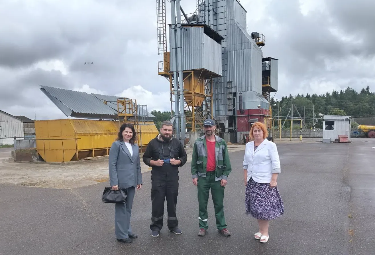 Заводчане на полях района: ОАО «НЗГА» помогает аграриям! 🌾🚜