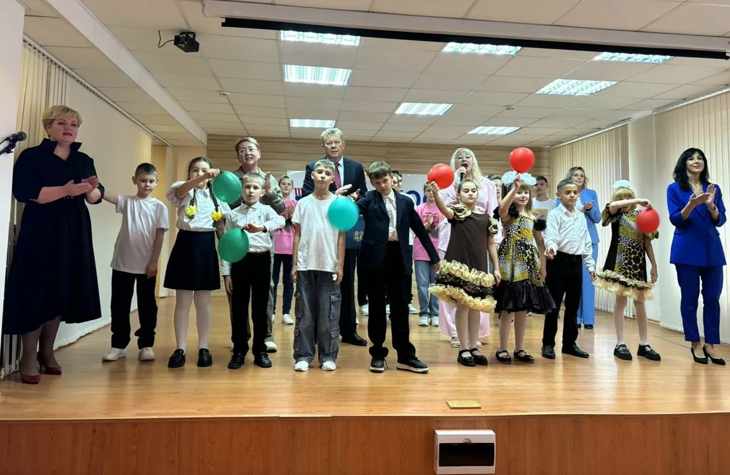 🎶 Сердца, согретые музыкой: на ОАО «НЗГА» прошел праздничный концерт! 💕