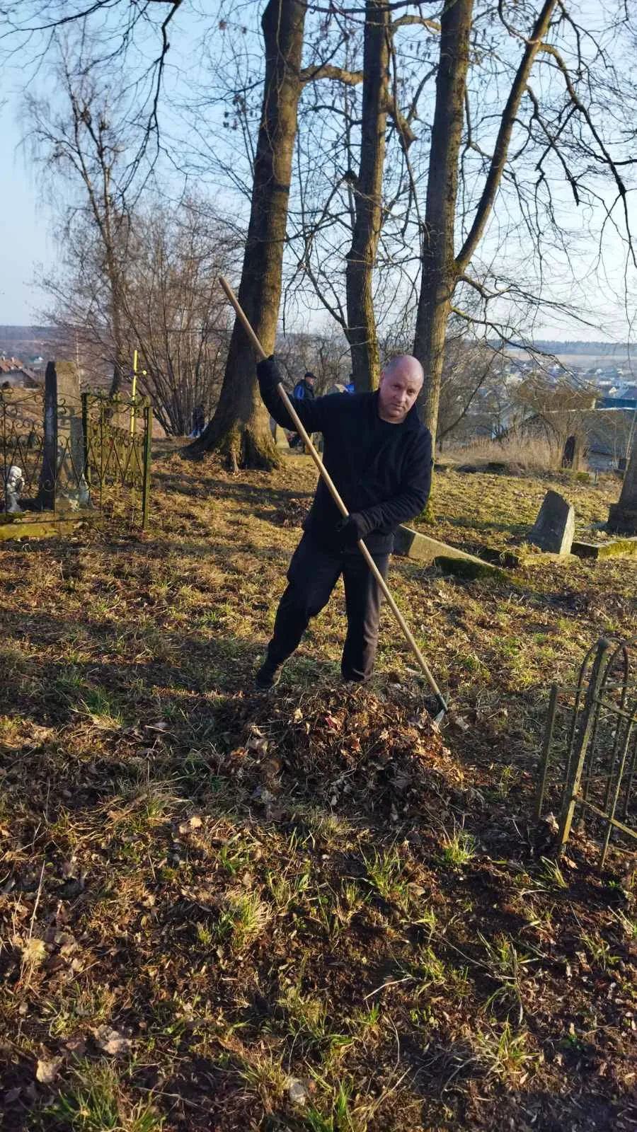 Трудовой коллектив Новогрудского завода газовой аппаратуры во главе с директором предприятия Вадимом Юревичем приняли активное участие в наведении порядка на закрепленных за организацией воинских захоронениях и захоронениях жертв войны. 