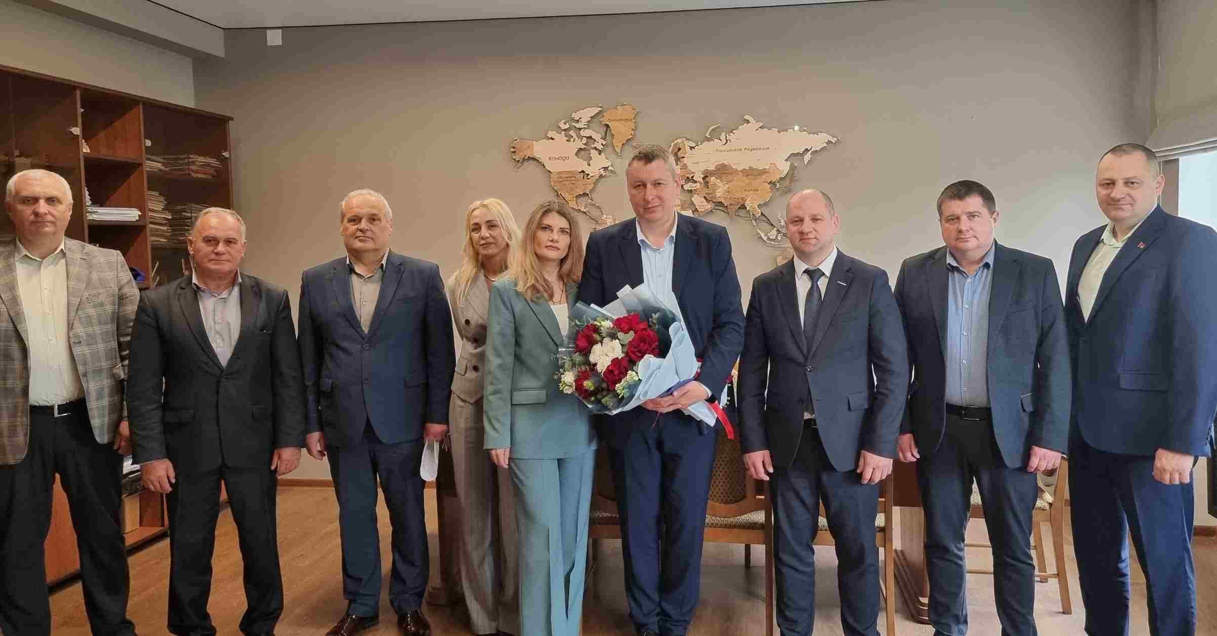 Праздничное утро в офисе: дирекция поздравила нашего коммерческого директора с юбилеем! 