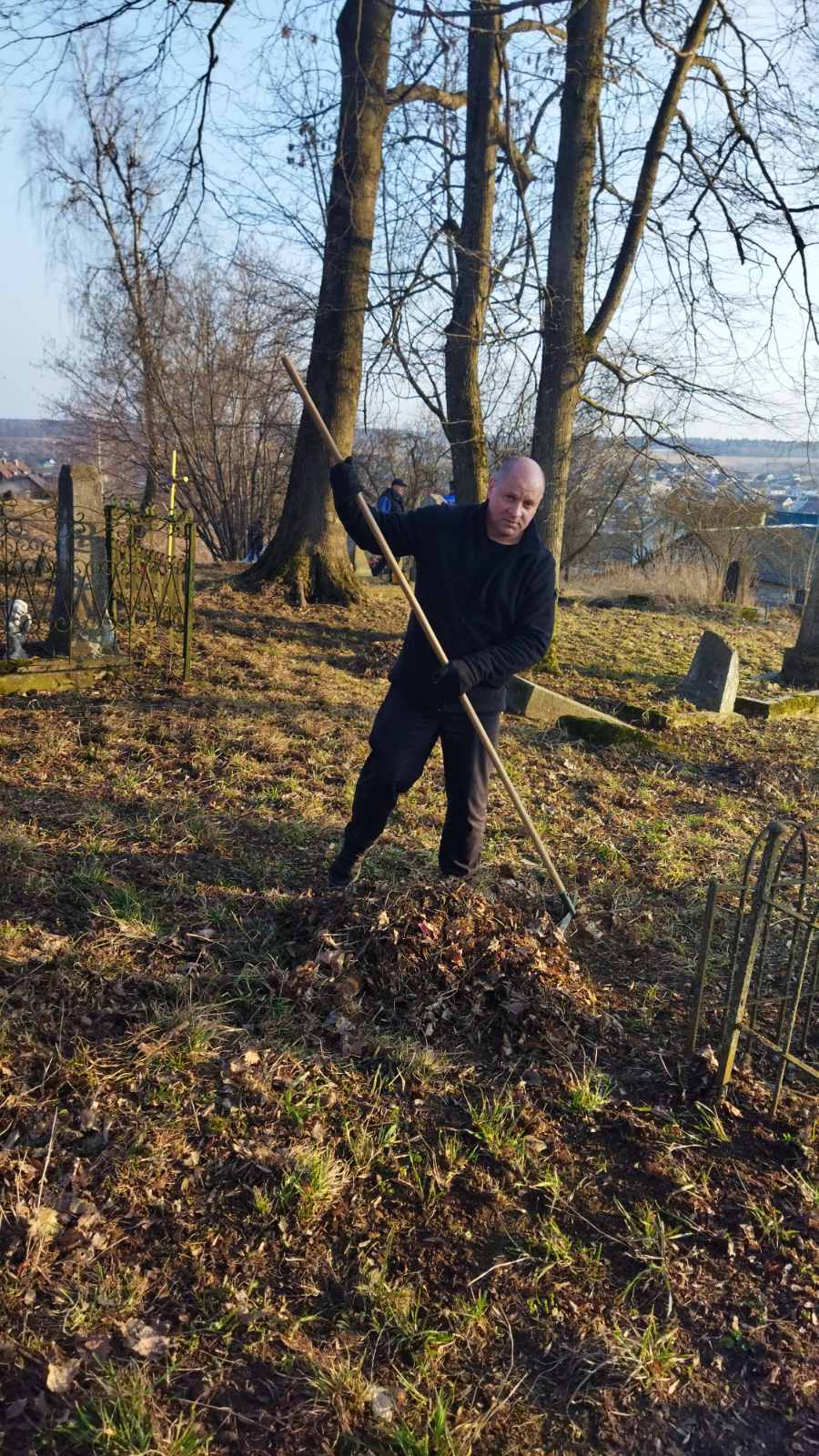 Трудовой коллектив Новогрудского завода газовой аппаратуры во главе с директором предприятия Вадимом Юревичем приняли активное участие в наведении порядка на закрепленных за организацией воинских захоронениях и захоронениях жертв войны. 